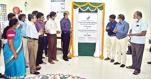 வேலூர் மாவட்ட ஆட்சியர் அலுவலக வளாகத்தில் புதிதாக கட்டப்பட்ட மின்னணு வாக்குப்பதிவு இயந்திரங்களுக்கான வைப்பறை கட்டிடத்தை திறந்து வைத்த மாவட்ட ஆட்சியர் சண்முகசுந்தரம். படம்: வி.எம்.மணிநாதன்.