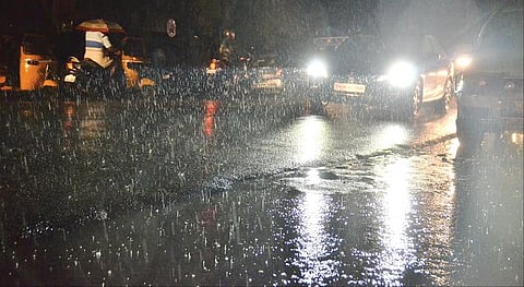 பாளையங்கோட்டையில் மழைக்கு சேதமான வீடு.