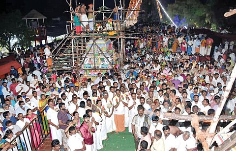 கரூர் பசுபதீஸ்வரர் கோயிலில் நேற்று நடைபெற்ற மகா கும்பாபிஷேகத்தில் பங்கேற்ற பக்தர்கள். (உள்படம்) கலசத்துக்கு புனித நீர் ஊற்றப்படுகிறது.