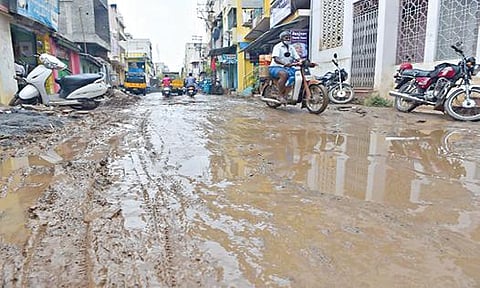 சேலம் செவ்வாய்ப்பேட்டை அப்புச்செட்டி தெரு சாலையில் பாதாள சாக்கடை திட்டப்பணிகள் நிறைவடைந்த நிலையில் கடந்த 2 மாதங்களுக்கு மேலாக தார் சாலை அமைக்கப்படாமல் உள்ளது. இதனால் நேற்று பெய்த மழையால் சேறும்,சகதியுமாக காட்சியளிக்கும் சாலை. 		படம்: எஸ்.குரு பிரசாத்