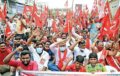 டெல்லியில் போராட்டத்தில் ஈடுபட்டுள்ள விவசாயிகளுக்கு ஆதரவாக, ஈரோடு தலைமை அஞ்சலகம் முன்பு சாலை மறியலில் ஈடுபட்ட கம்யூனிஸ்ட் கட்சியினர்.