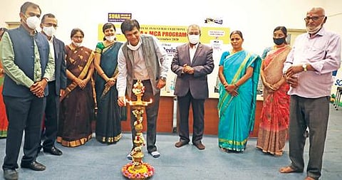 சேலம் சோனா கல்லூரியில் எம்.பி.ஏ, எம்.சி.ஏ, முதலாமாண்டு வகுப்புகள் தொடக்க விழா காணொலிக் காட்சி மூலம் நடைபெற்றது. முதலாமாண்டு மாணவ, மாணவிகள், பெற்றோர்கள் குத்துவிளக்கேற்றி விழாவை தொடங்கி வைத்தனர்.