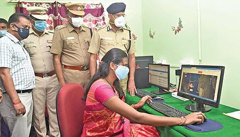 தலைக்கவசம் அணியாமல் செல்லும் வாகன ஓட்டிகளுக்கு ஏஎன்பிஆர் என்ற தானியங்கி கேமரா மூலம் படம் பிடித்து அபராதம் விதிக்கும் நடைமுறை நேற்று முதல் சேலம் மாநகரில் செயல்பாட்டிற்கு வந்தது. இதன் செயல்பாட்டினை தொடங்கி வைத்து பார்வையிடும் மாநகர காவல்துறை ஆணையர் செந்தில்குமார்.  உடன் துணை காவல் ஆணையர்கள் செந்தில், சந்திரசேகர் ஆகியோர். 		      படம்: எஸ்.குரு பிரசாத்