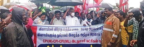 மத்திய அரசின் வேளாண் சட்டங்களை எதிர்த்து விழுப்புரம் ரயில் நிலையம் அருகே மார்க்சிஸ்ட் கம்யூனிஸ்ட் மாநில செயலாளர் கே.பாலகிருஷ்ணன் தலைமையில் கம்யூனிஸ்ட் கட்சிகள் சார்பில் முற்றுகைப் போராட்டம் நடைபெற்றது.