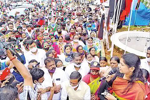 நீலகிரி மாவட்டம் குன்னூரில் பொதுமக்களிடையே பேசிய திமுக எம்பி கனிமொழி.