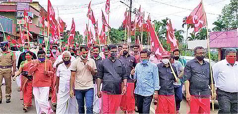 மறியலுக்கு முன்னதாக திருப்பூர் கோட்டாட்சியர் அலுவலகத்தை நோக்கி பேரணியாக சென்ற இந்திய கம்யூனிஸ்ட், மார்க்சிஸ்ட் கம்யூனிஸ்ட் கட்சியினர். (அடுத்தபடம்) வேளாண் சட்டங்களை ரத்து செய்யக் கோரி, கூடலூரை அடுத்த எருமாடு பகுதியில் மறியலில் ஈடுபட்ட மார்க்சிஸ்ட் கம்யூனிஸ்ட் கட்சியினர்.