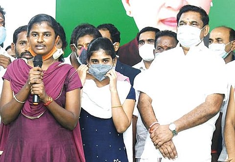 சிவகங்கை மாவட்ட ஆட்சித் தலைவர் அலுவலகத்தில் நேற்று நடைபெற்ற நிகழ்ச்சியில், 7.5 சதவீத உள் ஒதுக்கீட்டில் மருத்துவப் படிப்பு சேர்க்கைக்கான ஆணை பெற்ற அரசுப் பள்ளி மாணவிகள் சின்னநம்பி மற்றும் அமிர்தம் ஆகியோர் முதல்வர் பழனிசாமியை சந்தித்து நன்றி தெரிவித்தனர்.