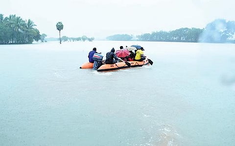 சிதம்பரம் நடராஜர் கோயிலில் நடராஜர் வீற்றிருக்கும் சித்சபை பகுதியில் இடுப்பளவு  மழை வெள்ளம் சூழ்ந்துள்ளது.