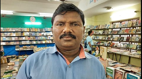 மக்கள் வாசிப்பு இயக்கத்தின் ஒருங்கிணைப்பாளர் வீரபாலன்