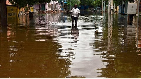 தூத்துக்குடியில் விடிய விடிய பெய்த மழையால் குடியிருப்பு பகுதிகளில் தண்ணீர் தேக்கம்; மக்கள் அவதி: மோட்டார் பம்புகள் மூலம் வெளியேற்றும் பணிகள் தீவிரம்