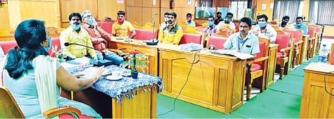 வேலூர் மாநகராட்சி அலுவலகத்தில் நேற்று செப்டிக் டேங்க் சுத்தம் செய்யும் வாகன உரிமையாளர்களுக்கான கூட்டம் மாநகர நல அலுவலர் சித்திரசேனா தலைமையில் நடைபெற்றது.