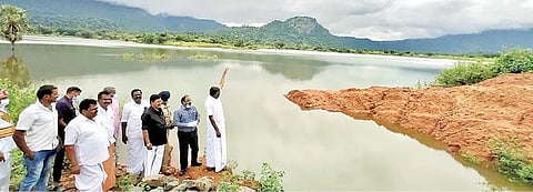 திருப்பத்தூர் மாவட்டம் ஆண்டியப்பனூர் ஓடை நீர்த்தேக்கப் பகுதியில் படகு இல்லம் அமைய உள்ள இடத்தை நேற்று ஆய்வு செய்த அமைச்சர் கே.சி.வீரமணி. அருகில், மாவட்ட ஆட்சியர் சிவன் அருள், மாவட்ட காவல் கண்காணிப்பாளர் டாக்டர் விஜயகுமார், பொதுப் பணித்துறை நீர்வள ஆதார செயற்பொறியாளர் சண்முகம் உள்ளிட்டோர். அடுத்த படம்: ஆண்டியப்பனூர் ஓடை நீர்த்தேக்கம் நேற்று முழு கொள்ளளவை எட்டி உபரி நீர் வெளியேறியது.