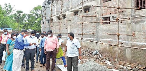 திருநெல்வேலியில் கட்டப்படும் மின்னணு வாக்குப்பதிவு இயந்திரங்கள் வைப்பதற்கான கட்டிடத்தை  ஆட்சியர் விஷ்ணு ஆய்வு செய்தார்.