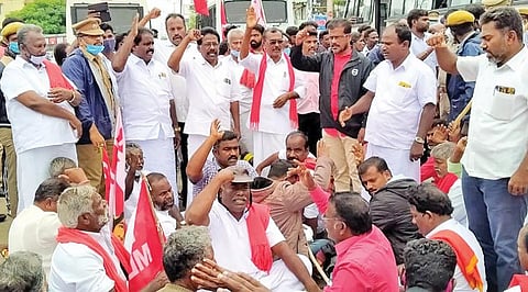 புதுக்கோட்டை புதிய பேருந்து நிலையம் அருகே நேற்று சாலை மறியலில் ஈடுபட்ட விவசாய சங்கத்தினர்.