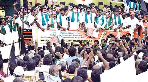 தஞ்சாவூரில் நேற்று நடைபெற்ற ஆர்ப்பாட்டத்தில் பங்கேற்ற திமுகவினர்.