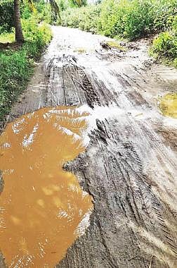 போச்சம்பள்ளி அருகே சேறும், சகதியுமாக மாறி உள்ள குதிரை சந்தம்பட்டி கிராமத்துக்கு செல்லும் சாலை.