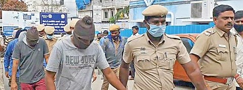 சூளகிரி அருகே ரூ.15 கோடி மதிப்பிலான செல்போன் கொள்ளை வழக்கில்  மேலும் 6 பேரை போலீஸார் கைது செய்து, ஓசூர் நீதிமன்றத்தில் நேற்று ஆஜர்படுத்தினர்.