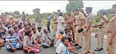 மானாமதுரை அருகே ராஜகம்பீரத்தில் கால்வாய் தூர்வாரும் பணியைத் தடுத்து நிறுத்தியதைக் கண்டித்து மதுரை - ராமேசுவரம் சாலையில் மறியலில் ஈடுபட்ட கீழமேல்குடி கிராம மக்கள்.