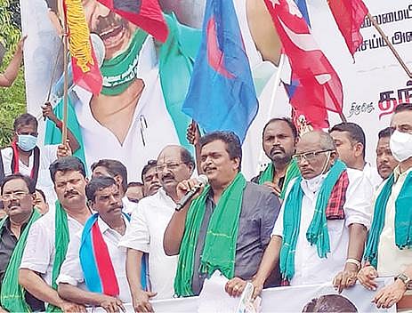 விருதுநகரில் கருப்புக் கொடி ஏந்தி ஆர்ப்பாட்டம் செய்த திமுகவினர்.