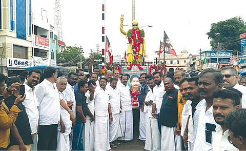 சிவகங்கை பஸ் நிலையம் அருகே, ஜெயலலிதா நினைவு தினத்தையொட்டி, அவரது உருவப்படத்துக்கு அஞ்சலி செலுத்திய அமைச்சர் பாஸ்கரன் தலைமையிலான அதிமுகவினர்.