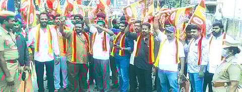 திண்டுக்கல்லில் மறியலில் ஈடுபட ஊர்வலமாகச் சென்ற வெள்ளாளர் முன்னேற்றக் கழகத்தினர்.