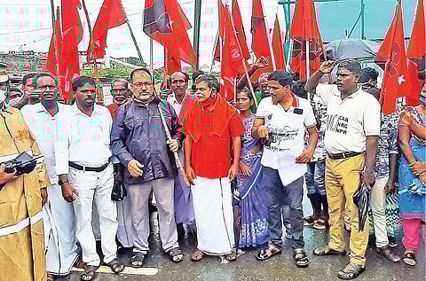 புதிய வேளாண் சட்டத்திற்கு எதிராக கடலூரில் இந்திய கம்யூனிஸ்ட் கட்சியினர் முற்றுகைப் போராட்டத்தில் ஈடுபட்டனர்.