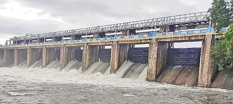 திண்டிவனம் அருகே வீடூர் அணையின் உபரி நீர் 6 மதகுகள் மூலம் ஒரு மணி நேரம் திறந்து விடப்பட்டது.