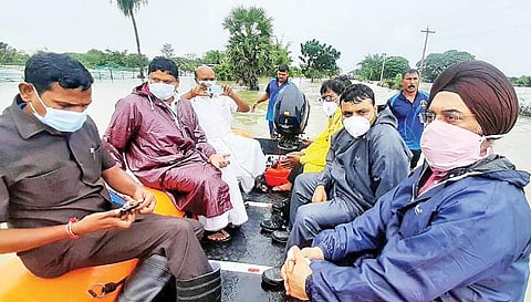 குமராட்சி அருகே திருநாரையூர் செல்லும் சாலை மழை நீரால் சூழ்ந்திருந்ததால் தொழில்துறை அமைச்சர் சம்பத், கண்காணிப்பு அதிகாரி ககன்தீப்சிங் பேடி மற்றும் அதிகாரிகள் படகில் சென்று பார்வையிட்டனர்.