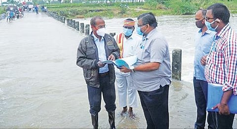 அகரம் சித்தாமூர்  கிராமத்தில் உள்ள தரைப்பாலத்தை ஆட்சியர் அண்ணாதுரை ஆய்வு செய்தார்.