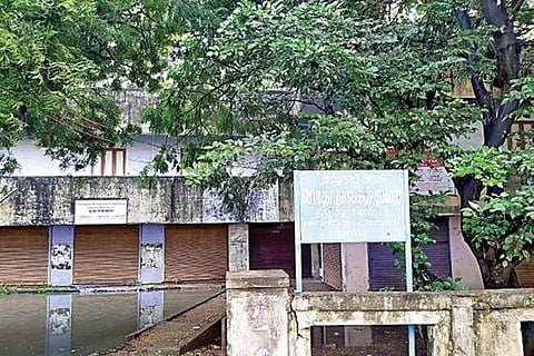 நூலகம் இடம்பெற்றுள்ள வீட்டுவசதி வாரிய வணிக வளாகத்தின் பாழடைந்த கட்டிடம்.