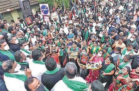 புதிய வேளாண் சட்டங்களுக்கு எதிராக டெல்லியில் போராடும்   விவசாயிகளுக்கு ஆதரவாக திமுக போராட்டம் மோடி, அம்பானி உருவப் படங்களுக்கு தீ வைப்பு; 494 பேர் கைது