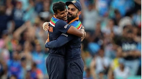 ஆஸிக்கு எதிரான டி20 போட்டியில் துல்லியமாகப் பந்துவீசி 2 விக்கெட்டுகள் வீழ்த்தி அசத்திய தமிழக வீரர் நடராஜனை பாராட்டும் கோலி : படம் உதவி ட்விட்டர்