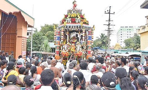 குறைந்த அளவு பக்தர்களுடன், ஈரோடு சின்னமாரியம்மன் கோயில் தேர்த்திருவிழா நேற்று நடந்தது.