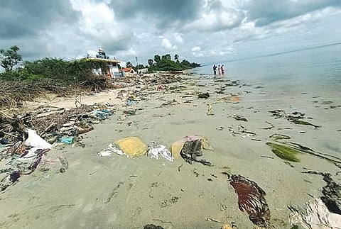 புரெவி புயலால் கடல் அரிப்பு ஏற்பட்டுள்ள சேதுக்கரை கடற்கரை.
