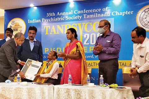 மனநல மருத்துவர் செல்லப்பிள்ளைக்கு வாழ்நாள் சாதனையாளர் விருதை வழங்கும் மனநல மருத்துவர்கள் சங்கத்தின் தென்மண்டல தலைவர் ராமகிருஷ்ணன்.