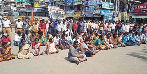 கோமுகி ஆற்றில் அடித்துச் செல்லப்பட்ட சிறுவனை மீட்டுத் தரக்கோரி மறியலில் ஈடுபட்ட பெற்றோர் மற்றும் உறவினர்கள்.