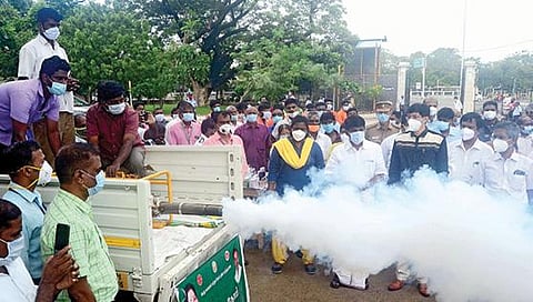 புயல் மழையால் பாதித்த பகுதிகளில் மேற்கொள்ளப்படும் நோய் தடுப்பு பணிகளை சென்னை பன்னோக்கு உயர் சிறப்பு மருத்துவமனை வளாகத்தில் தமிழக சுகாதாரத் துறை அமைச்சர் சி.விஜயபாஸ்கர் நேற்று தொடங்கி வைத்தார். துறை செயலாளர் ஜெ.ராதாகிருஷ்ணன், அரசு உயர் அதிகாரிகள் உடனிருந்தனர். படம்: க.பரத்