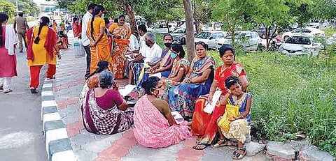 திருப்பூர் ஆட்சியர் அலுவலக வளாகத்தில் இருக்கை வசதி ஏற்படுத்தப்படுமா?