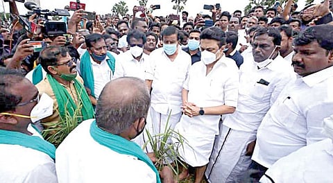 நாகை மாவட்டம் வேளாங்கண்ணியை அடுத்த மேலப்பிடாகை கிராமத்தில், மழை வெள்ள பாதிப்புகளை பார்வையிட நேற்று வந்த திமுக தலைவர் மு.க.ஸ்டாலினிடம், மழைநீரில் மூழ்கிய சம்பா நெற்பயிர்களை விவசாயிகள் எடுத்துக் காட்டுகின்றனர். உடன், திமுக முதன்மைச் செயலாளர் கே.என்.நேரு உள்ளிட்டோர்.