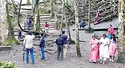 கொடைக்கானல் குணா குகை பகுதியை பார்வையிட்ட சுற்றுலாப் பயணிகள்.