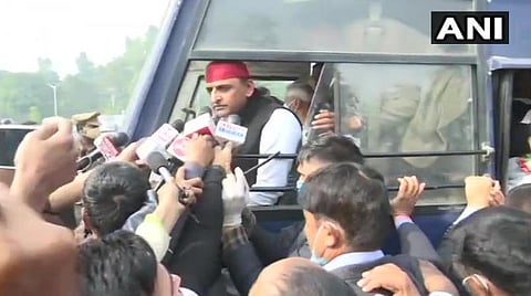 சமாஜ்வாதிக் கட்சித் தலைவர் அகிலேஷ் யாதவை கைது செய்து போலீஸார் அழைத்துச் சென்ற காட்சி : படம் ஏஎன்ஐ