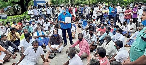 தூத்துக்குடி வஉசி சந்தையை இடிக்கக் கூடாது என வலியுறுத்தி வியாபாரிகள் மாநகராட்சி அலுவலகத்தில் முற்றுகை போராட்டம் நடத்தினர்.