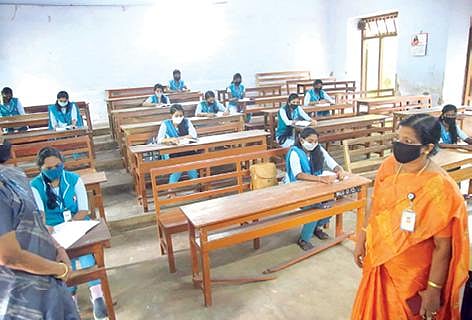 நாகர்கோவில்  பெண்கள் கிறிஸ்தவ கல்லூரியில், ஒரு பெஞ்சுக்கு ஒரு மாணவி வீதம் அமர வைக்கப்பட்டு, வகுப்பு நடைபெற்றது.               படம்: எல்.மோகன்.