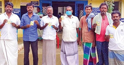 புதுக்கோட்டை மாவட்டம் மழையூர் அரசு ஆரம்ப சுகாதார நிலையத்தில் வழங்கப்பட்ட இரட்டை இலை சின்னம் அச்சடிக்கப்பட்ட புறநோயாளிகள் சீட்டுகளுடன் மக்கள்.