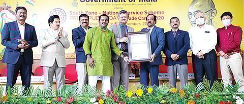 என்எஸ்எஸ் சார்பில் முகாமை சிறப்பாக நடத்திய தேசிய கல்லூரி முதல்வர் சுந்தர்ராமனுக்கு வாழ்த்து மடலை வழங்குகிறார் மதுரை காமராஜர் பல்கலைக்கழகத் துணைவேந்தர் கிருஷ்ணன். உடன் என்எஸ்எஸ் அலுவலர்கள்.