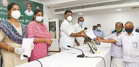 ஊரக புத்தாக்கத் திட்டத்தின் கீழ் தொழிற்குழு மற்றும் உற்பத்தியாளர் கூட்டமைப்புகளுக்கு மானியக் கடனுதவி வழங்கிய துணை முதல்வர் ஓ.பன்னீர்செல்வம்.