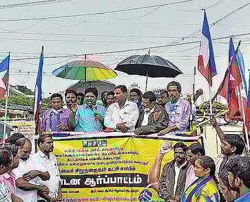 மத்திய அரசு கல்வி உதவித்தொகையை குறைக்க எதிர்ப்பு தெரிவித்து விழுப்புரத்தில் விடுதலைச் சிறுத்தைகள் கட்சி சார்பில் ஆர்ப்பாட்டம் நடைபெற்றது.