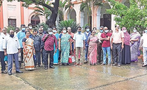 அண்ணாமலை பல்கலைக்கழக பல் மருத்துவக் கல்லூரியில் அரசு பல்கலைக்கழகத்தில் வசூலிக்கும் கட்டணத்தையே வசூலிக்க வேண்டும் மாணவர்களின் பெற்றோர் துணைவேந்தரிடம் முறையீடு