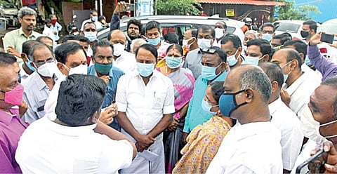 செம்பாக்கம் திருமலை பிள்ளை பகுதியில் வசிக்கும் குடியிருப்புவாசிகளிடம் அமைச்சர் செங்கோட்டையன் நேற்று குறைகளை கேட்டறிந்தார். படம்: எம்.முத்துகணேஷ்