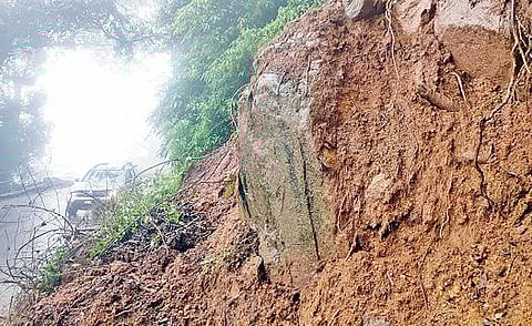 குன்னூர்-மேட்டுப்பாளையம் ஈச்சமரம் பகுதியில் ஏற்பட்ட மண் சரிவு.